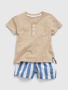 GAP Baby set tričko a pruhované kraťasy GAP